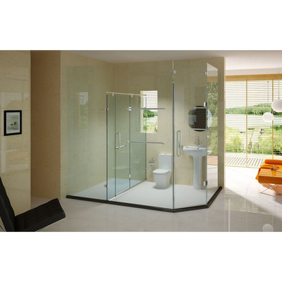 Sala de ducha de la villa con marco de puerta de esquina de vidrio texturizado y recinto acrílico de vidrio plexi