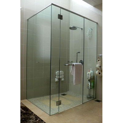 Sala de ducha de la villa con marco de puerta de esquina de vidrio texturizado y recinto acrílico de vidrio plexi