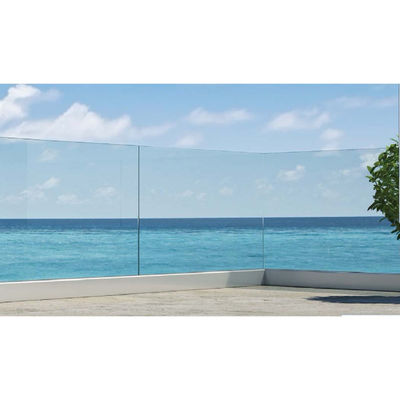 Vidrio templado con una superficie y una superficie conformes