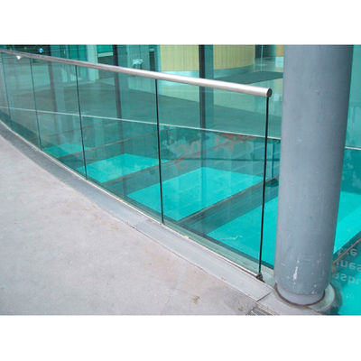 Vidrio templado con una superficie y una superficie conformes