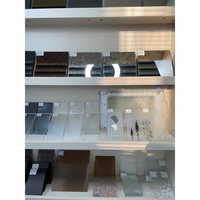 Vidrio tinto templable para ventanas de figuras gruesas y tabiques de pared personalizados