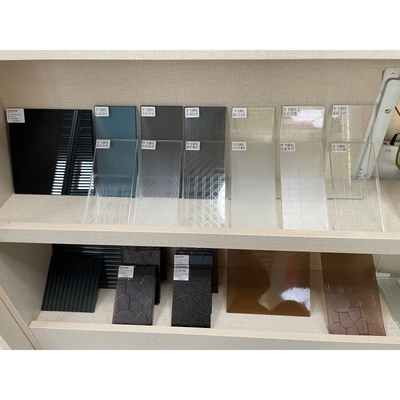 Vidrio con muebles con patrones claros para muebles
