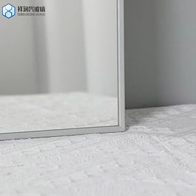 Espejo de aluminio de vidrio plateado de superficie plana en estilo simple para la demanda B2B
