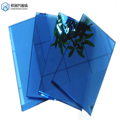 Estructura sólida de cristal reflejador solar flotante teñido con colores de bronce verde azul gris