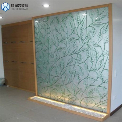 Vidrio laminado con figuras de vidrio configurado para el procesamiento de vidrio en un solo baño de vidrio