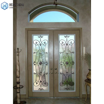 Vidrio laminado con figuras de vidrio configurado para el procesamiento de vidrio en un solo baño de vidrio