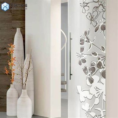 Vidrio laminado con figuras de vidrio configurado para el procesamiento de vidrio en un solo baño de vidrio